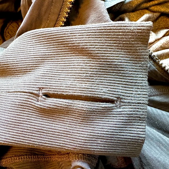 LULULEMON HOODED BLACK JACKET. SIZE 6. - Picture 8 of 9